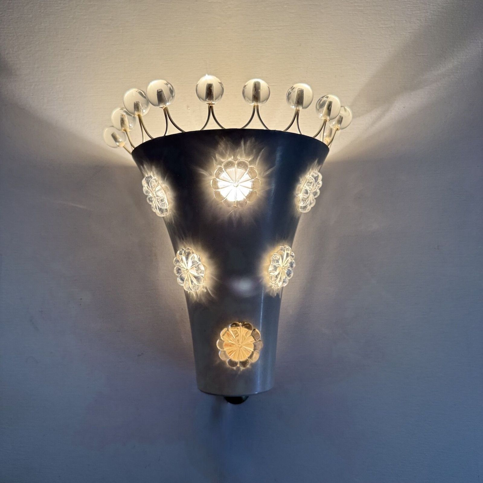 Emil Stejnar Wandlamp Met Bloemkristallen, Ca. Jaren 1950, Wenen photo for sale