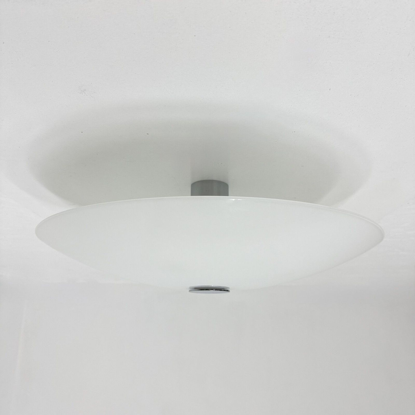 photo vinterior Florian Schulz Plafondlamp Opaalwit Glas En Chroom