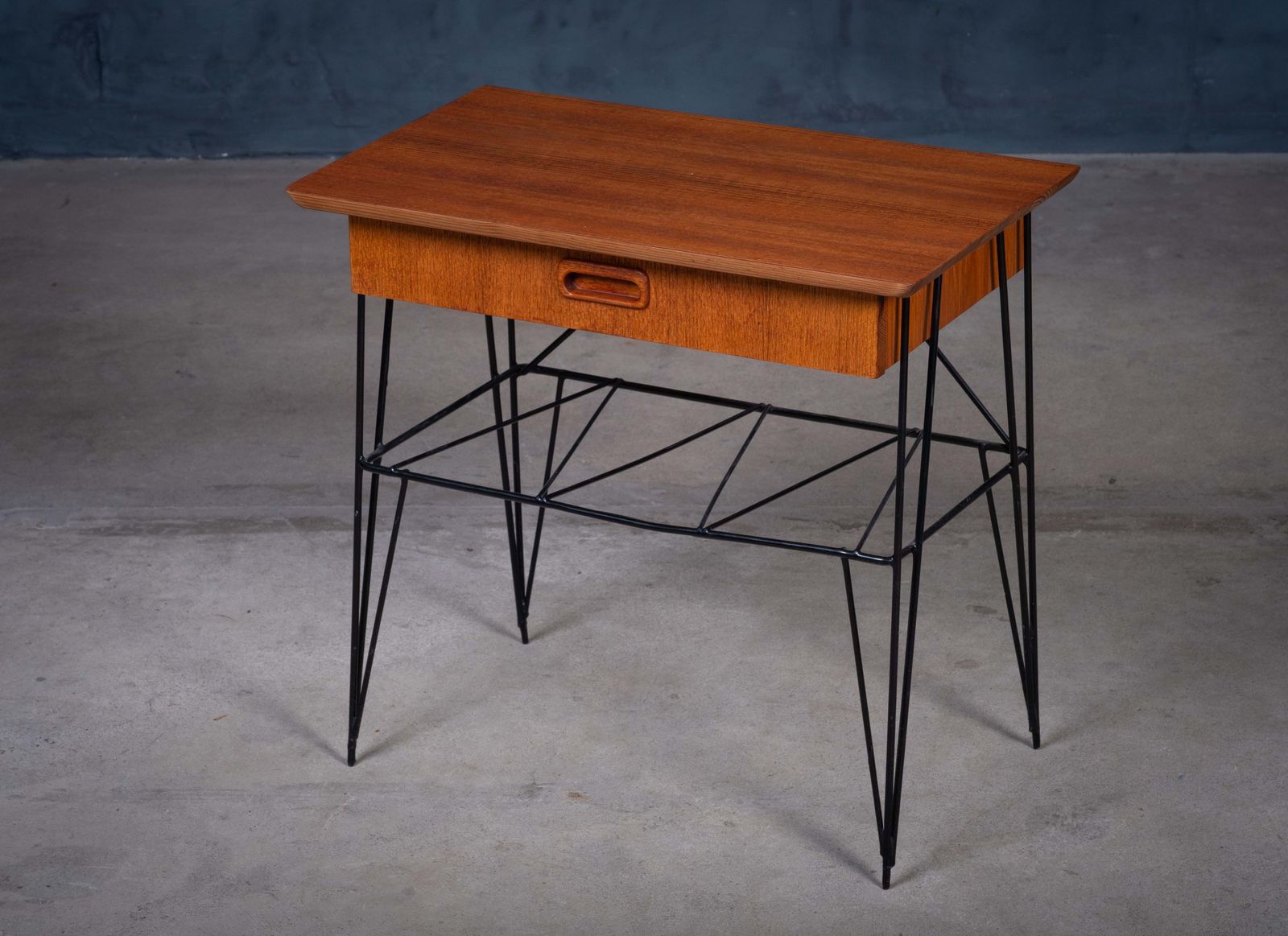 Mid Century Teakhouten Nachtkastje / Bijzettafel Met Metalen Frame, Deens Design, Jaren 1960 photo furniture