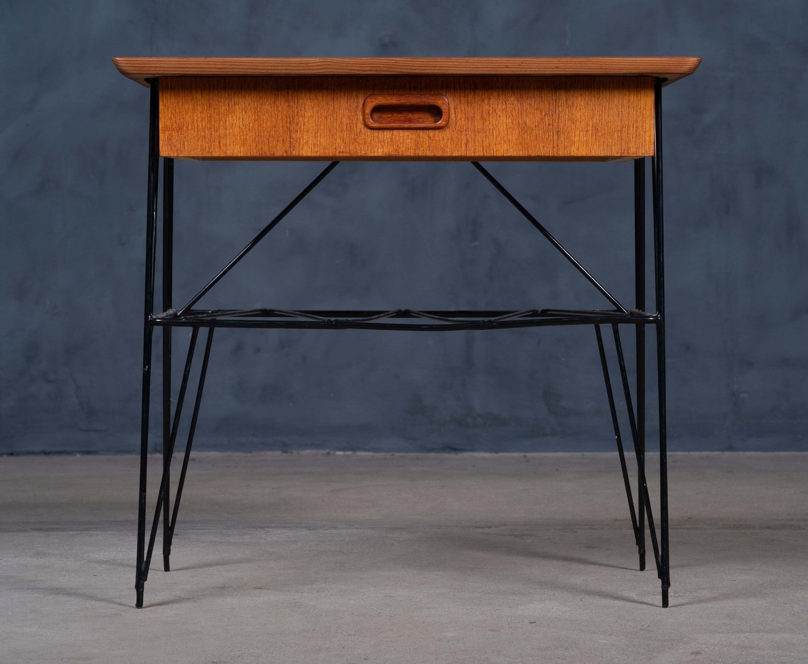 Mid Century Teakhouten Nachtkastje / Bijzettafel Met Metalen Frame, Deens Design, Jaren 1960 photo 588.0