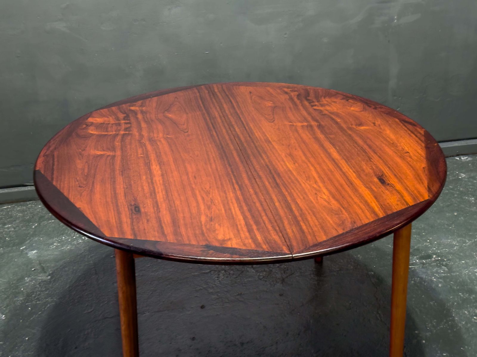 Round Extendable Rosewood Dining Table photo for sale