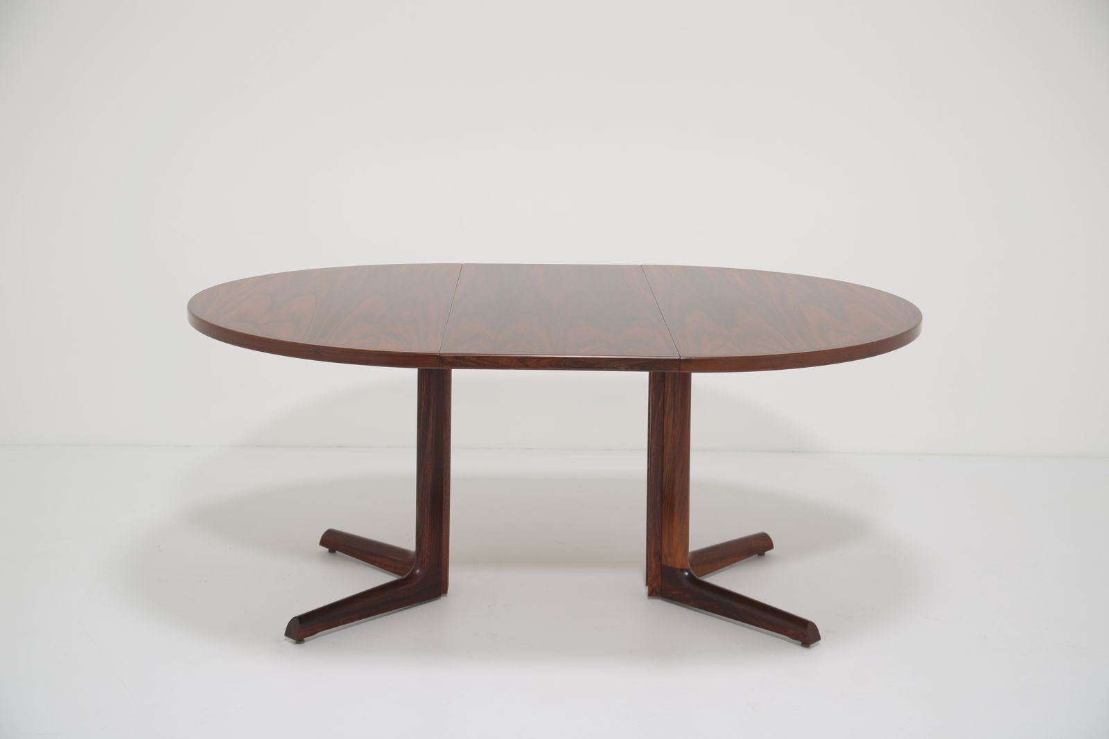 Gudme Møbelfabrik Oval Extending Dining Table: In Highly Figured Rosewood On Pedestal Base, Denmark, 1960s. photo vintage