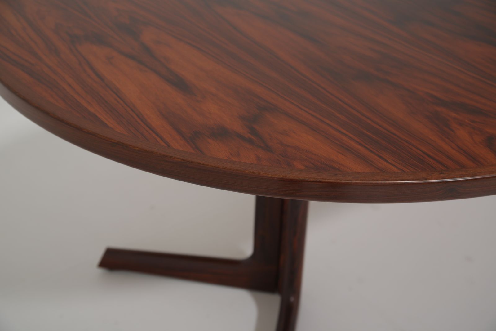 photo vinterior Gudme Møbelfabrik Oval Extending Dining Table: In Highly Figured Rosewood On Pedestal Base, Denmark, 1960s.