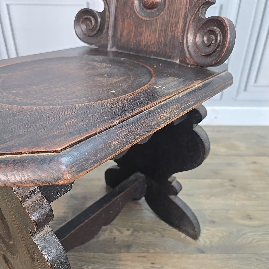 photo vinterior Antique Hall Chair Gothic Revival – Carved Solid Oak Heraldic Crest Entrance