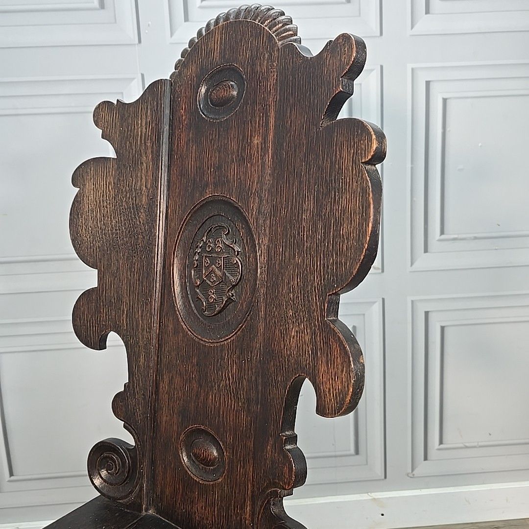 photo vintage Antique Hall Chair Gothic Revival – Carved Solid Oak Heraldic Crest Entrance