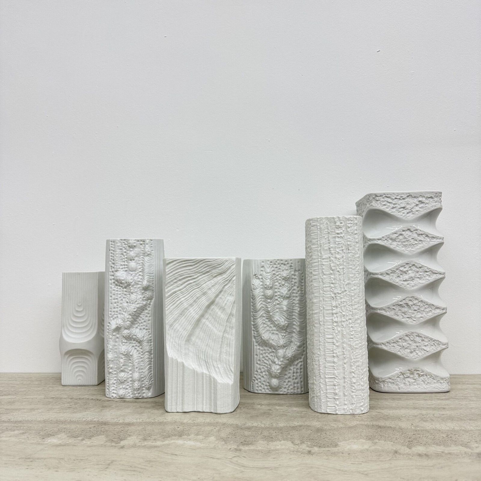 photo furniture Set Van 6 Rosenthal Bisque Reliëf Vazen Op Art Jaren 1970