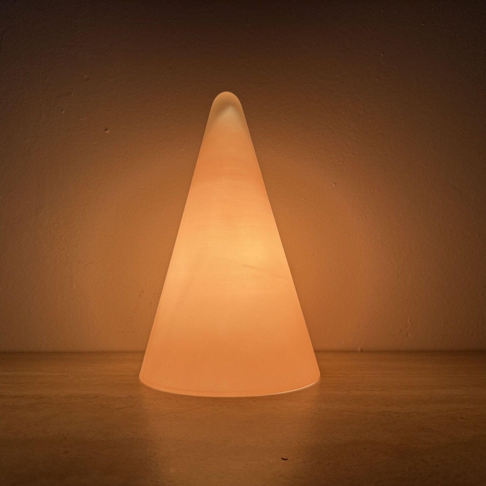 Matte Pink Glass Sce Teepee Table Lamp 1970's France photo Verlichting
