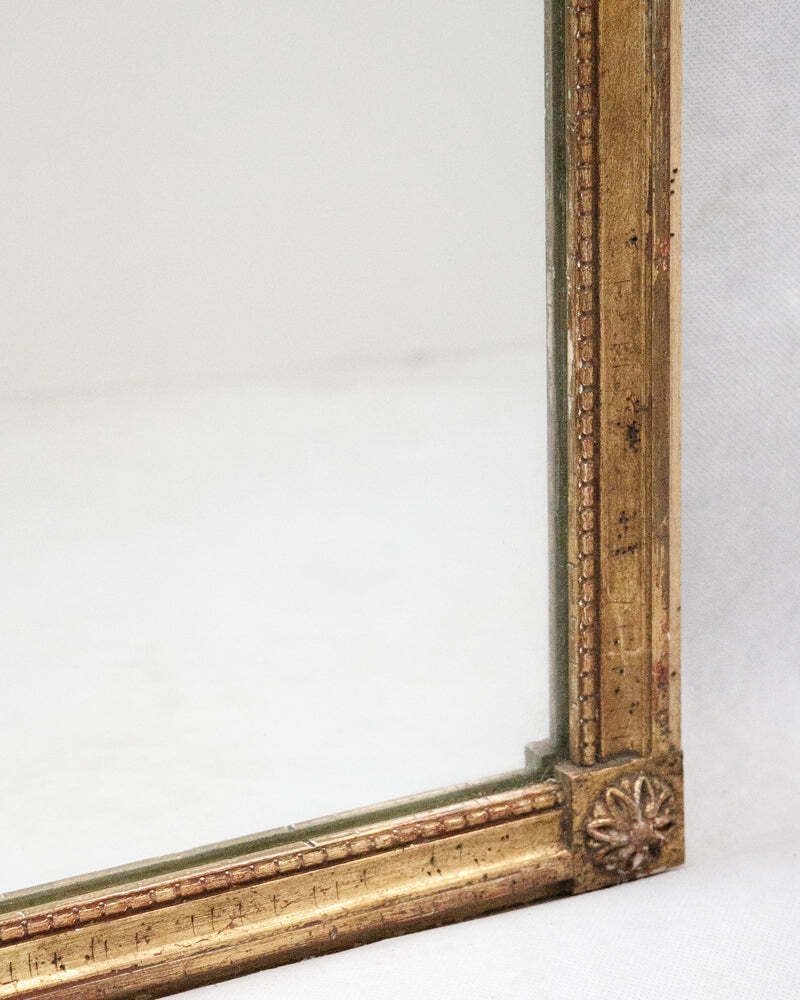 Kleine Louis XVI Vergulde Spiegel Met Bloemhoeken photo Woonaccessoires