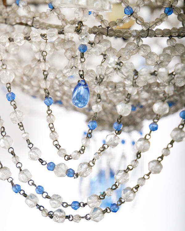 photo furniture 19e Eeuwse Italiaanse Kralenlustre Met Saffierblauwe Druppels