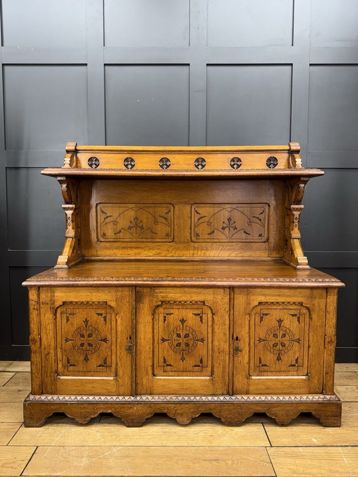 photo vintage Antique Oak Buffet Sideboard Cabinet / Cupboard Gothic /Aesthetic Movement