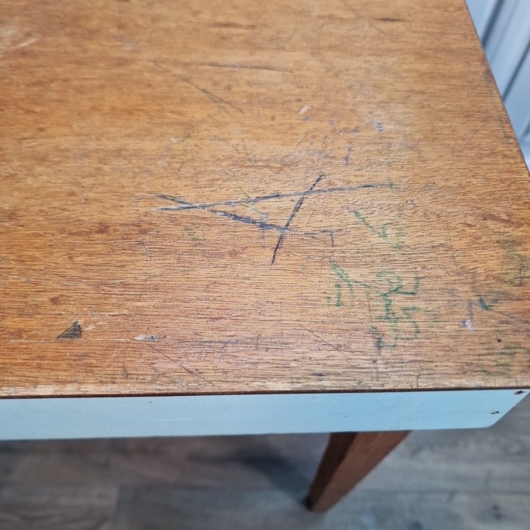 photo vintage Vintage Writing Desk Sloped Top School Lift Lid Storage – Retro Children's Table