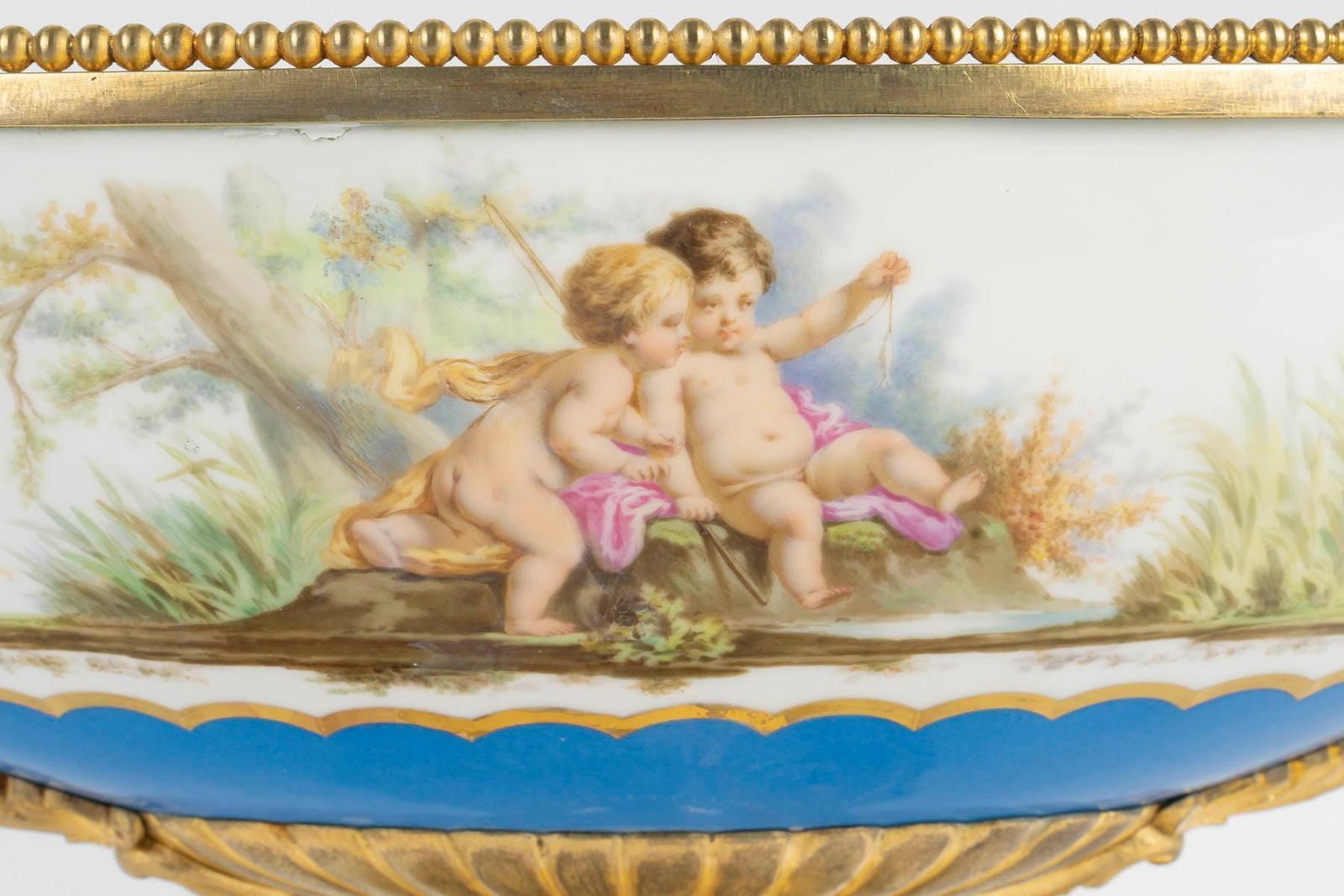photo furniture Cup, Centerpiece In Paris Porcelain And Gilt Bronze, 19th Century.