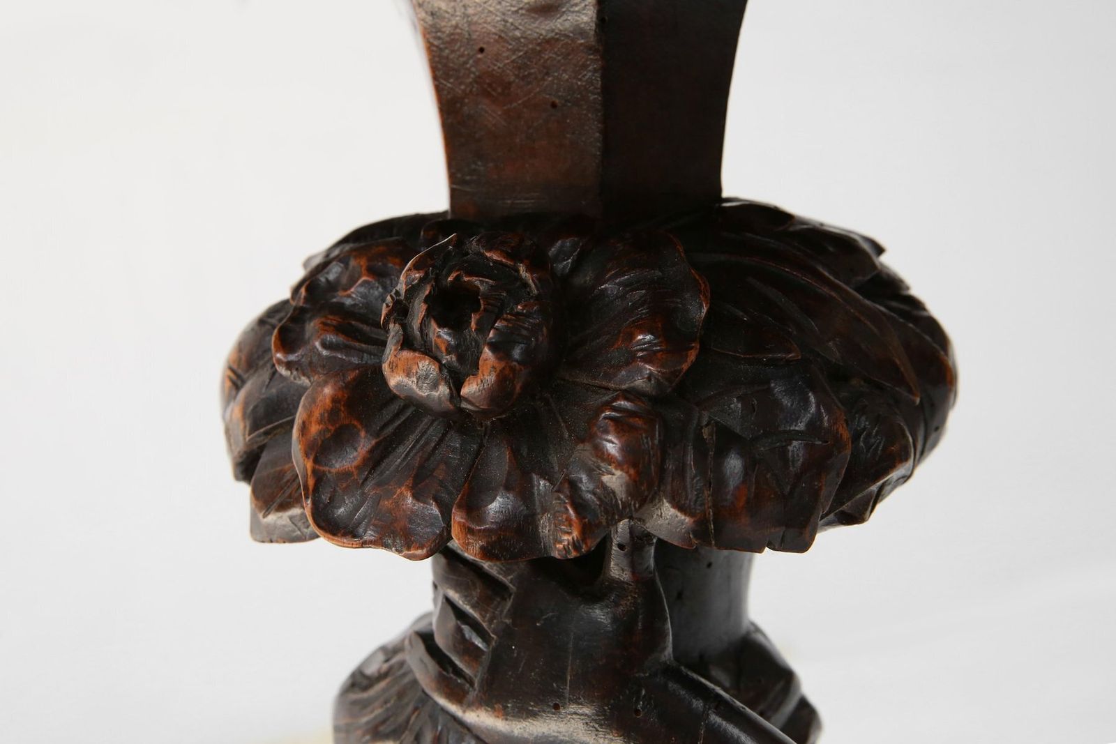 photo vinterior Carved Walnut Pedestal Table With Putto, France, 1850s