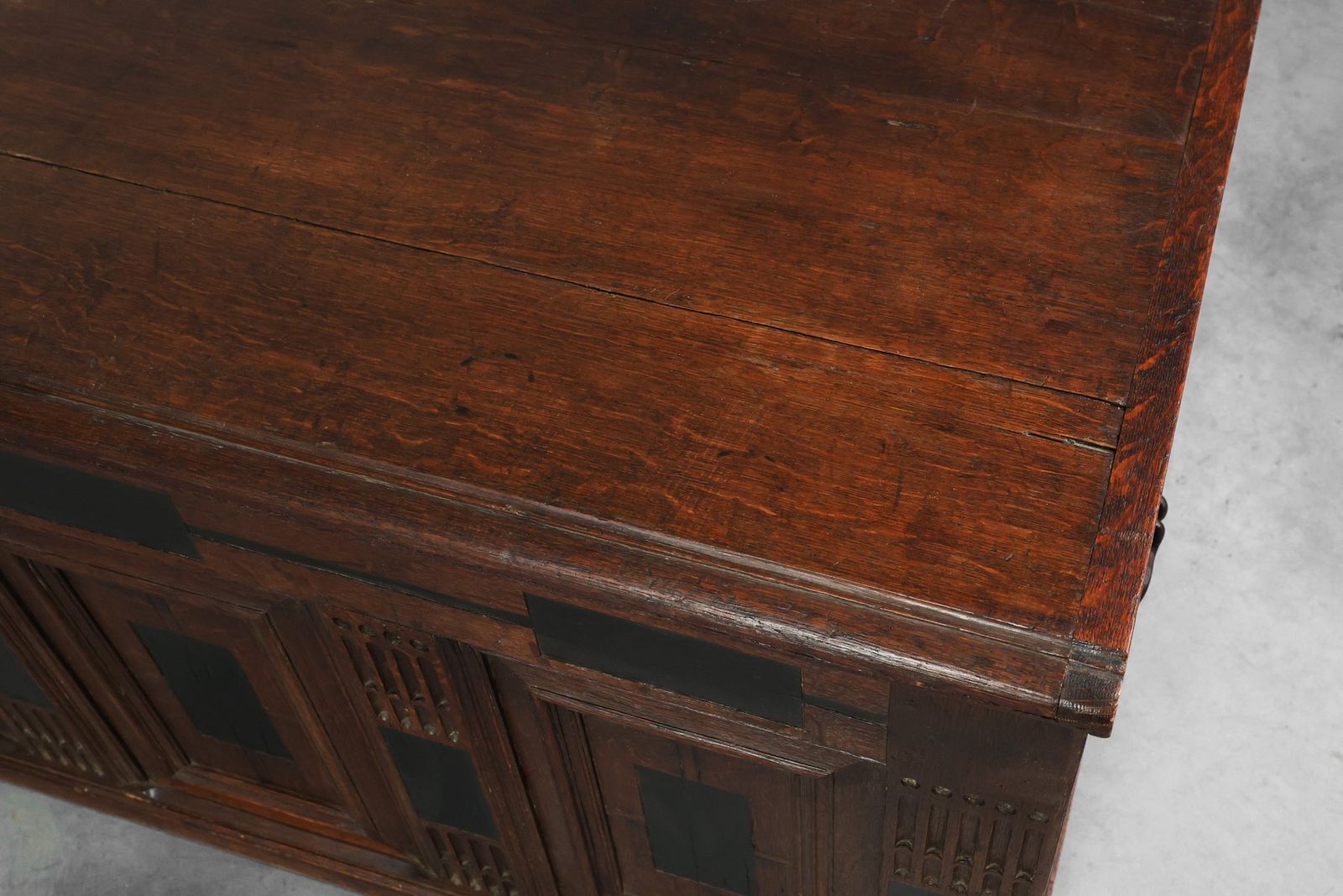 photo vintage French Oak Storage Trunk Or Linen Chest, 17th Century