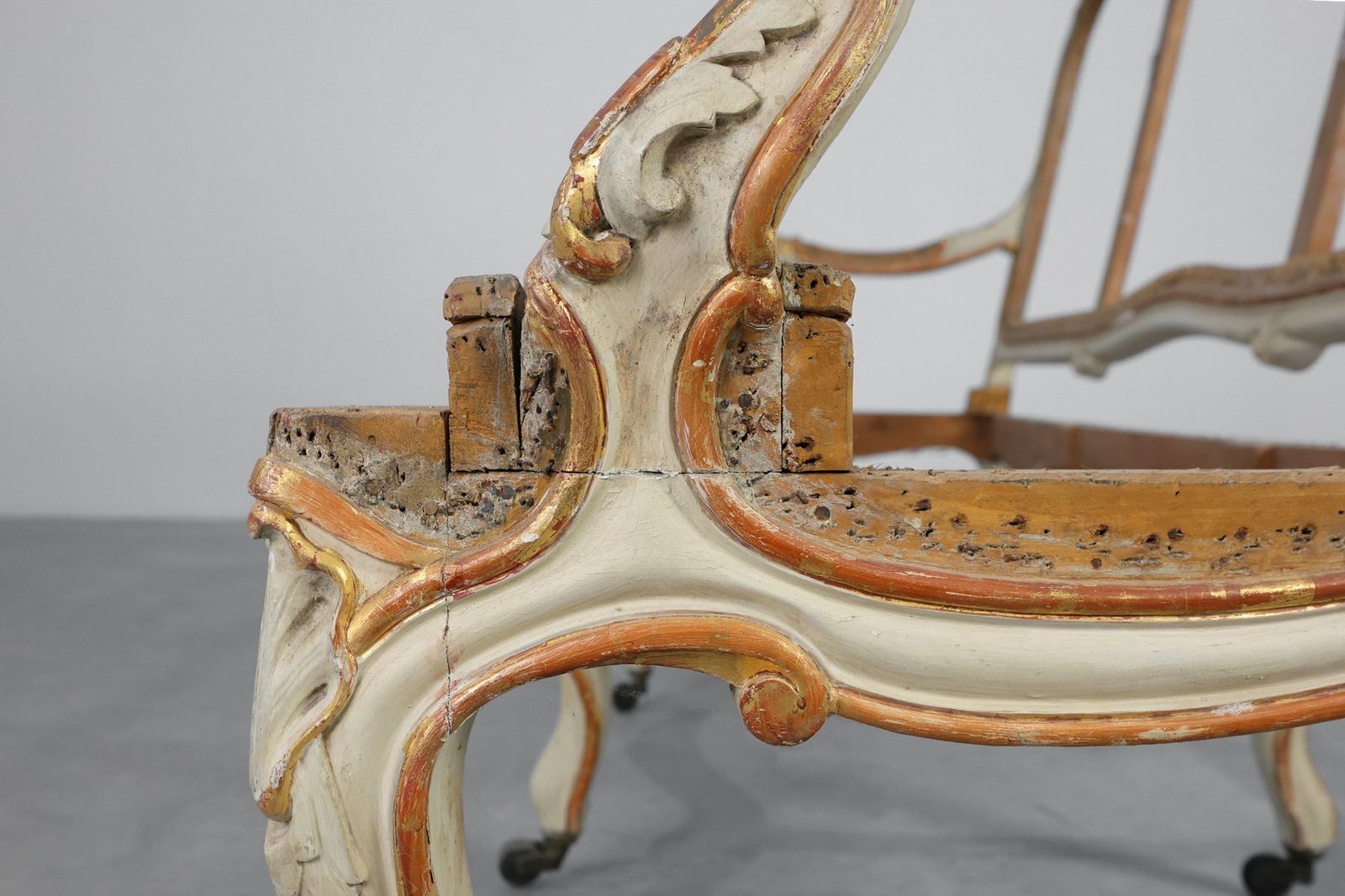 photo vintage Antique French Louis XV Sofa In Carved Wood, 1800s