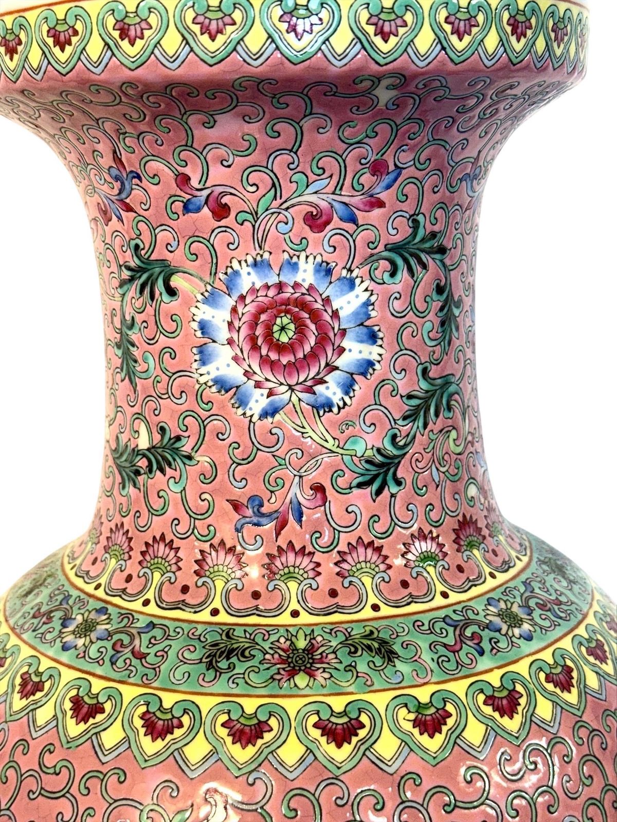 photo furniture Large Chinese Famille Rose Porcelain Vase With Peacocks