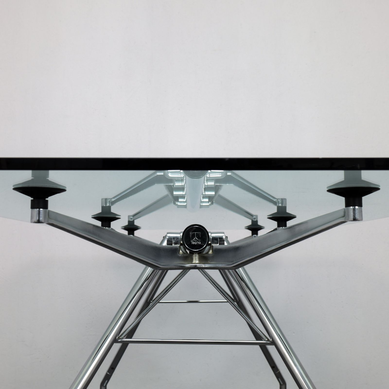 Nomos Table / Desk By Norman Foster For Tecno, Italy photo 2100.0
