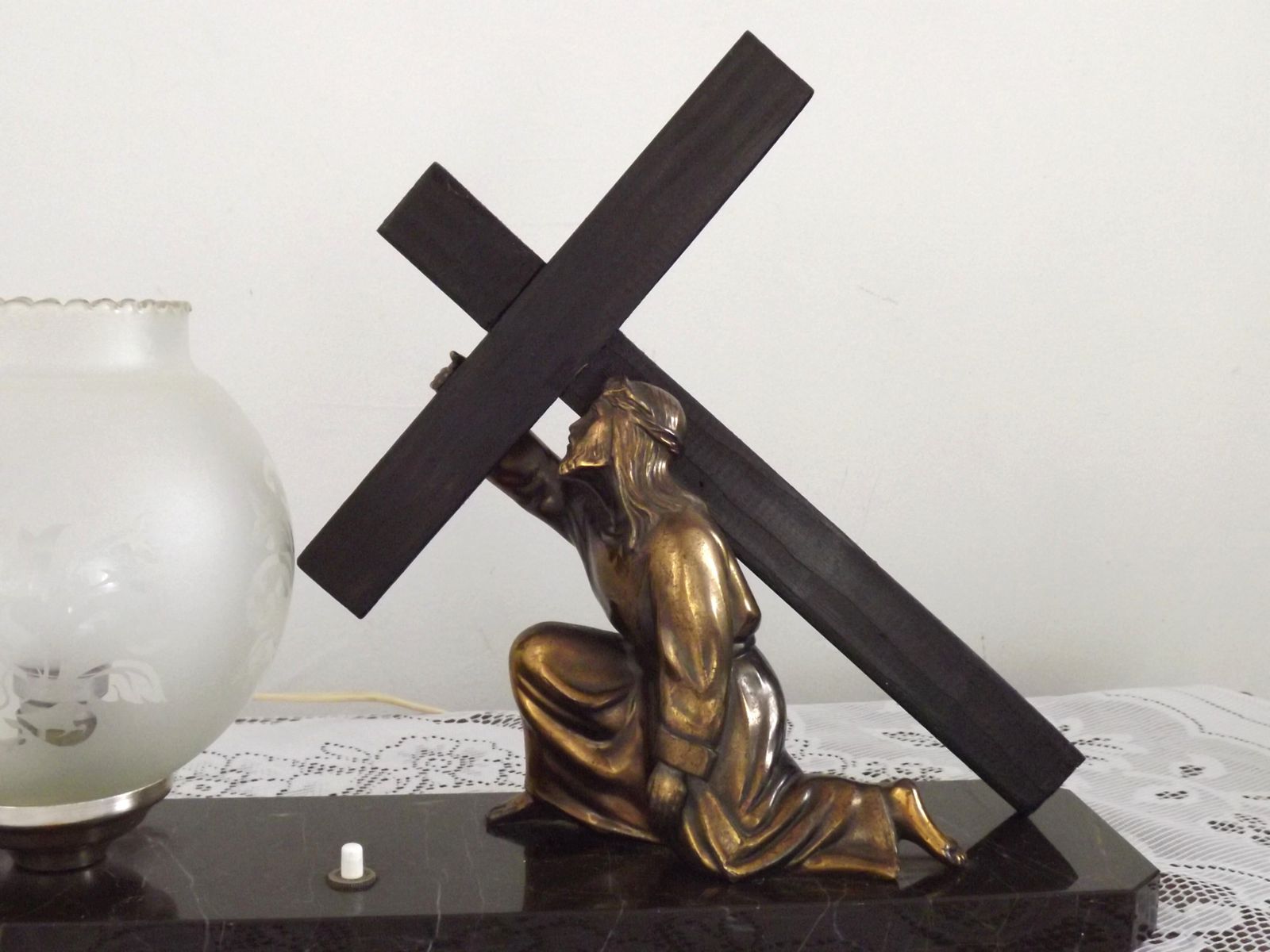 Franse art deco tafellamp – spelter Christusfiguur, marmeren voet, glazen kap photo for sale