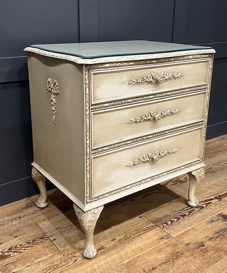A Vintage French Style Bedroom Set photo vinterior