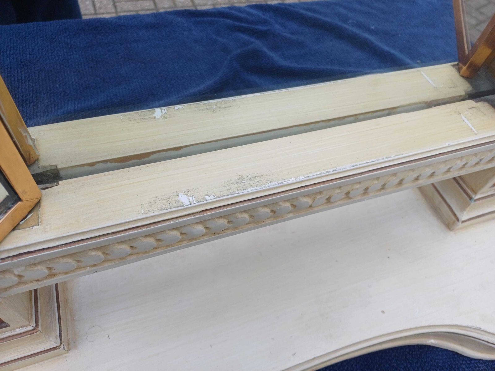 High Quality 80s Antique Ritz Hotel Dressing Table Mirror Triple Vanity Folding Doors Gold Cream Painted Brass Frame photo Home Decor