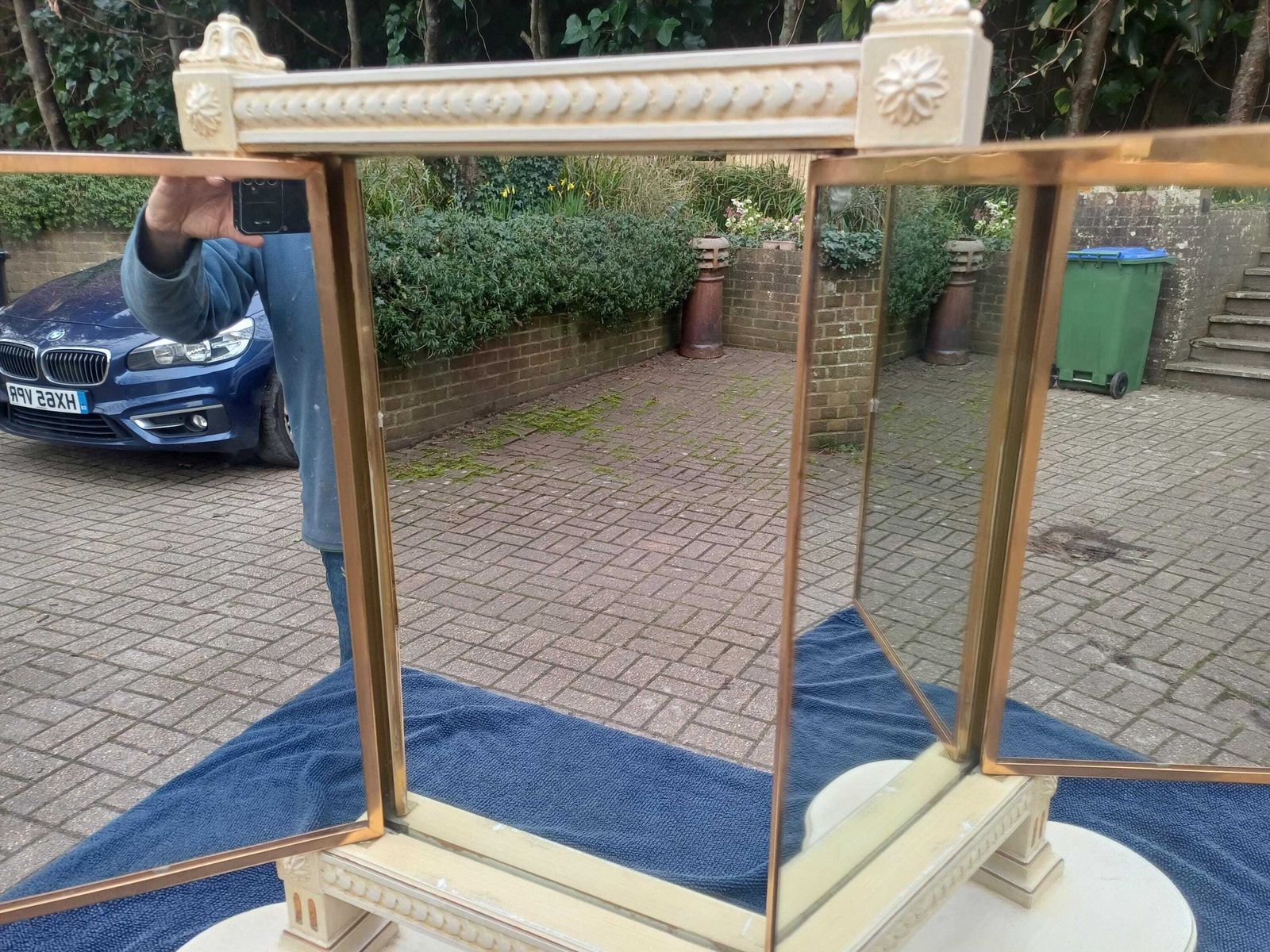 photo vinterior High Quality 80s Antique Ritz Hotel Dressing Table Mirror Triple Vanity Folding Doors Gold Cream Painted Brass Frame