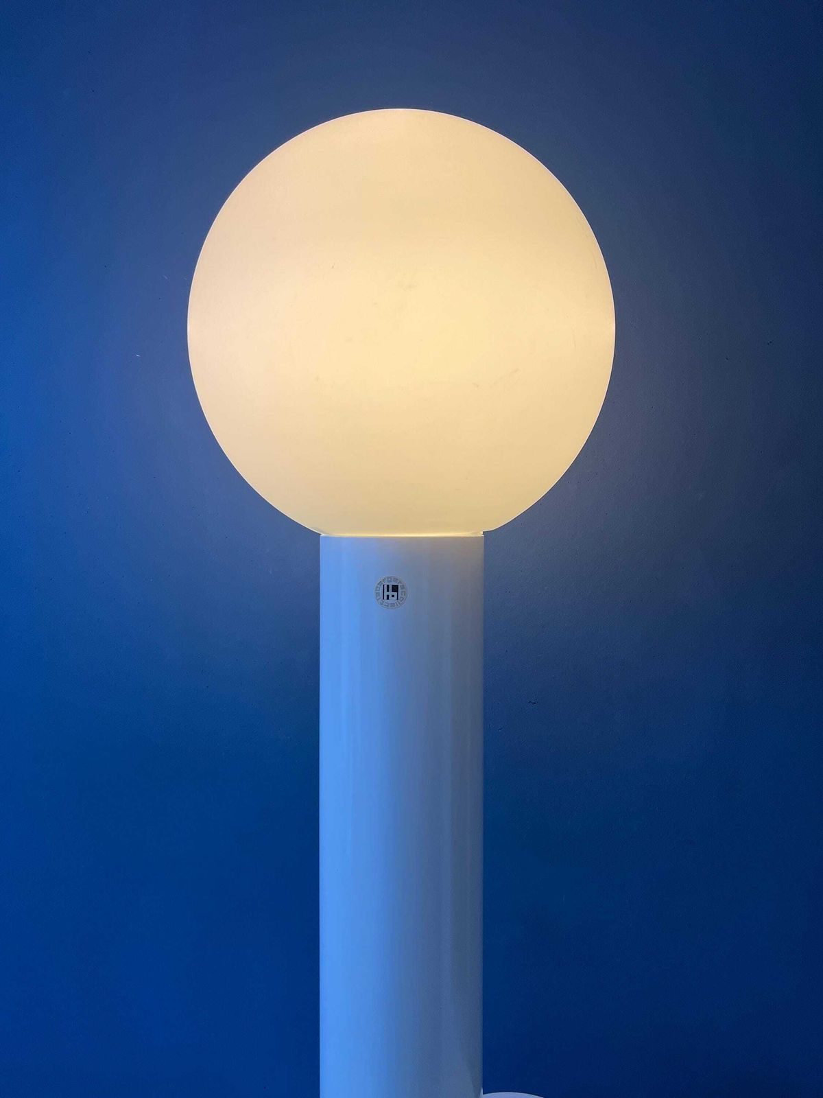 Witte 'Close Encounter' Vloerlamp En Plantenstandaard Van Kerst Koopman photo for sale