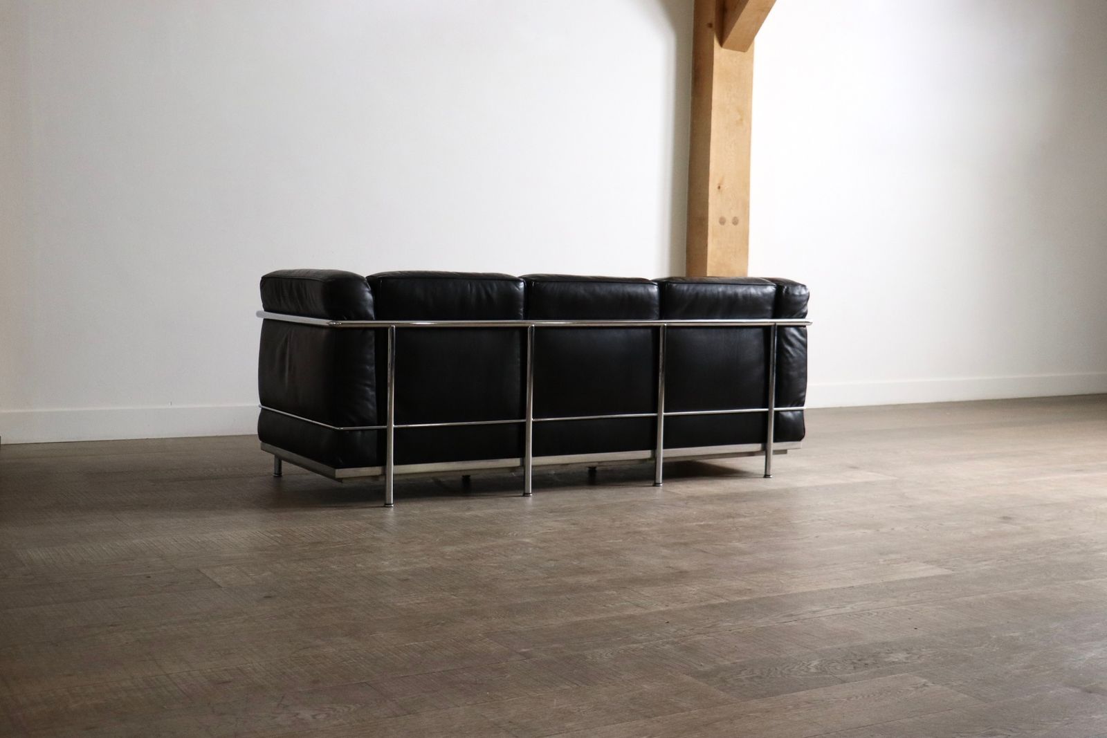 photo for sale Cassina Lc2 Driezitsbank Door Charlotte Perriand, Le Corbusier, Ca. Jaren 1960