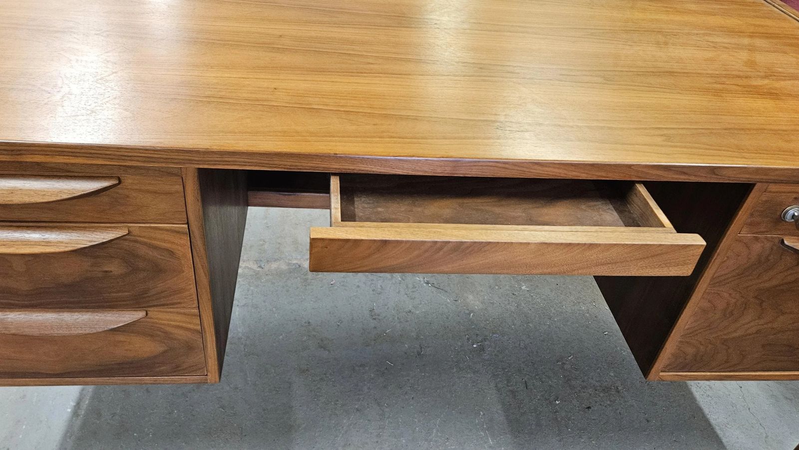 photo furniture Jens Risom Mid Century Walnut Desk USA C 1960s