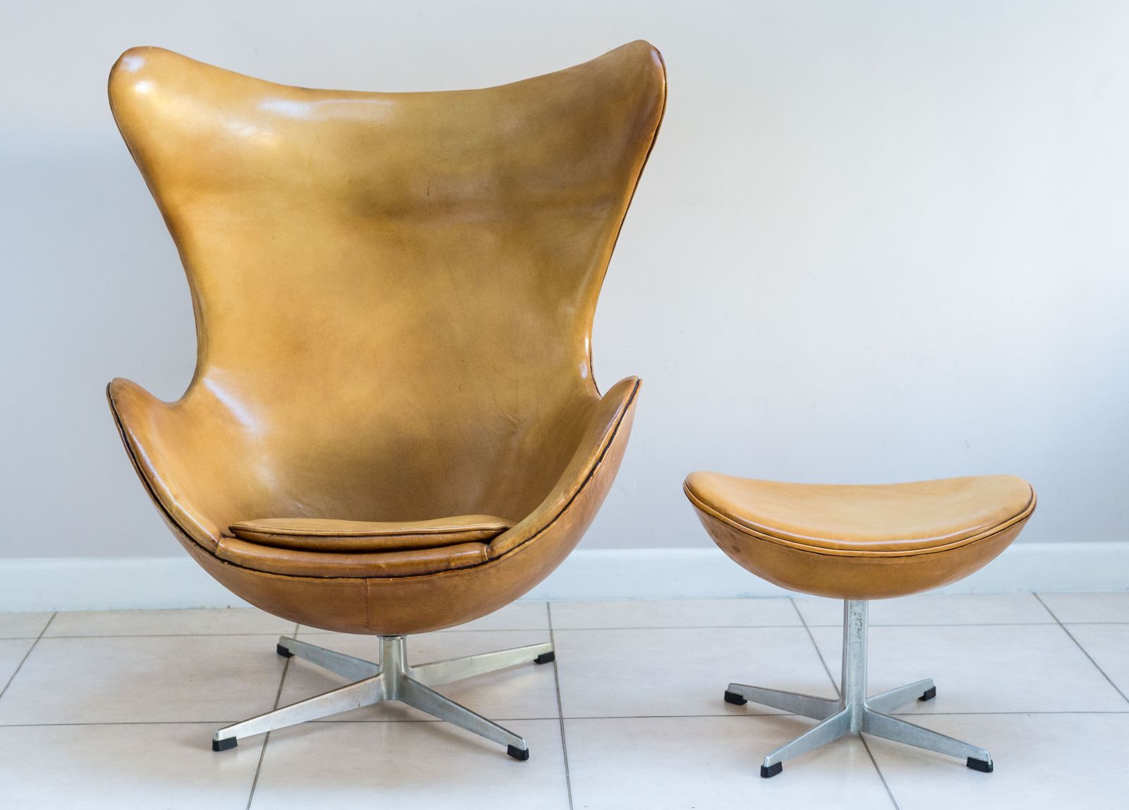 Egg Chair & Ottoman By Arne Jacobsen For Fritz Hansen. In Original Condition. 1964 photo for sale