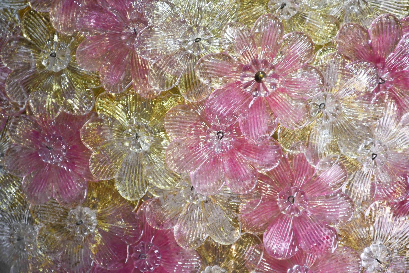 photo vintage Amazing Pink And Gold Large Size Murano Ceiling Light Flower By Seguso