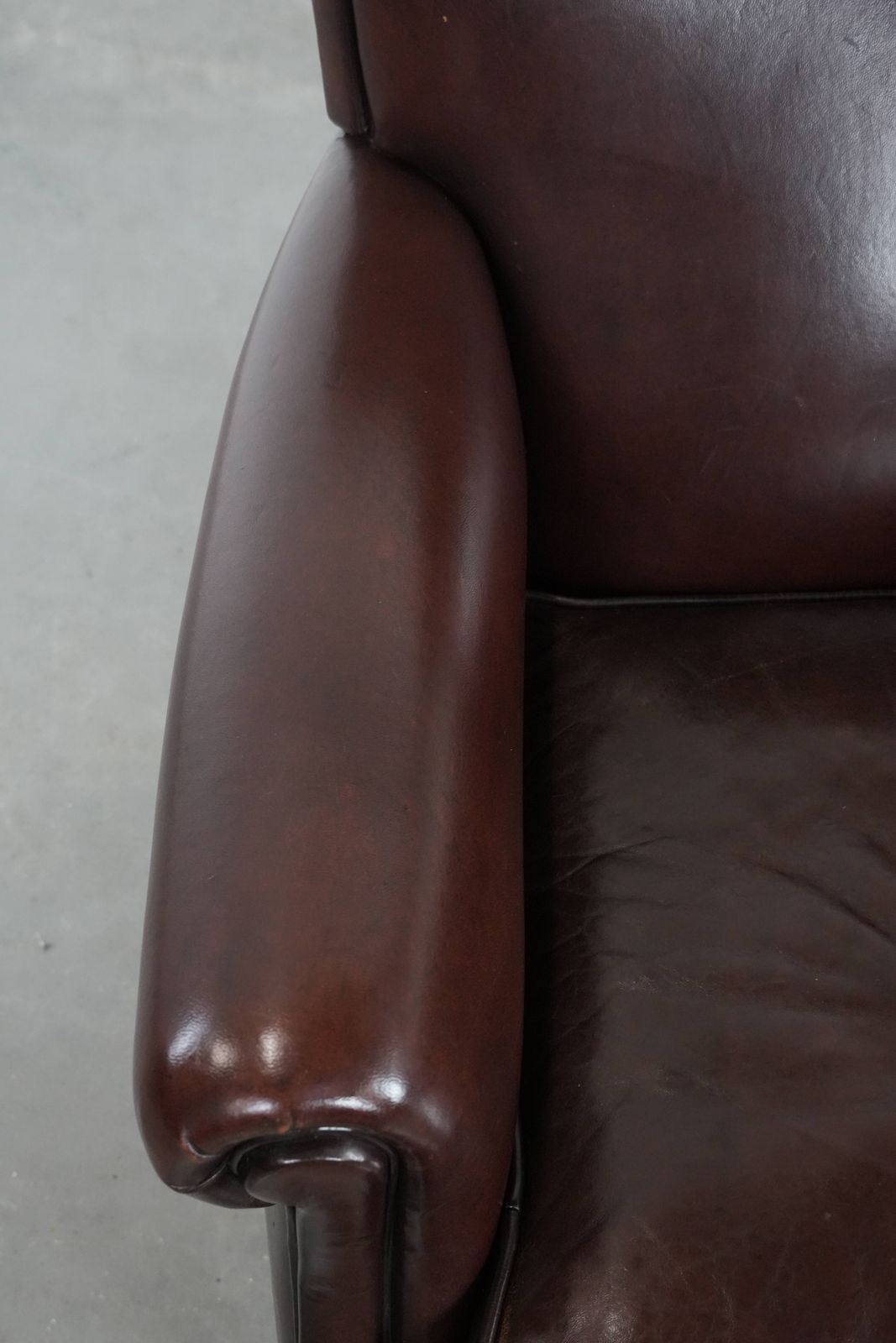 Donkere Luxe Schapenleren Fauteuil Met Tijdloze Uitstraling photo buy