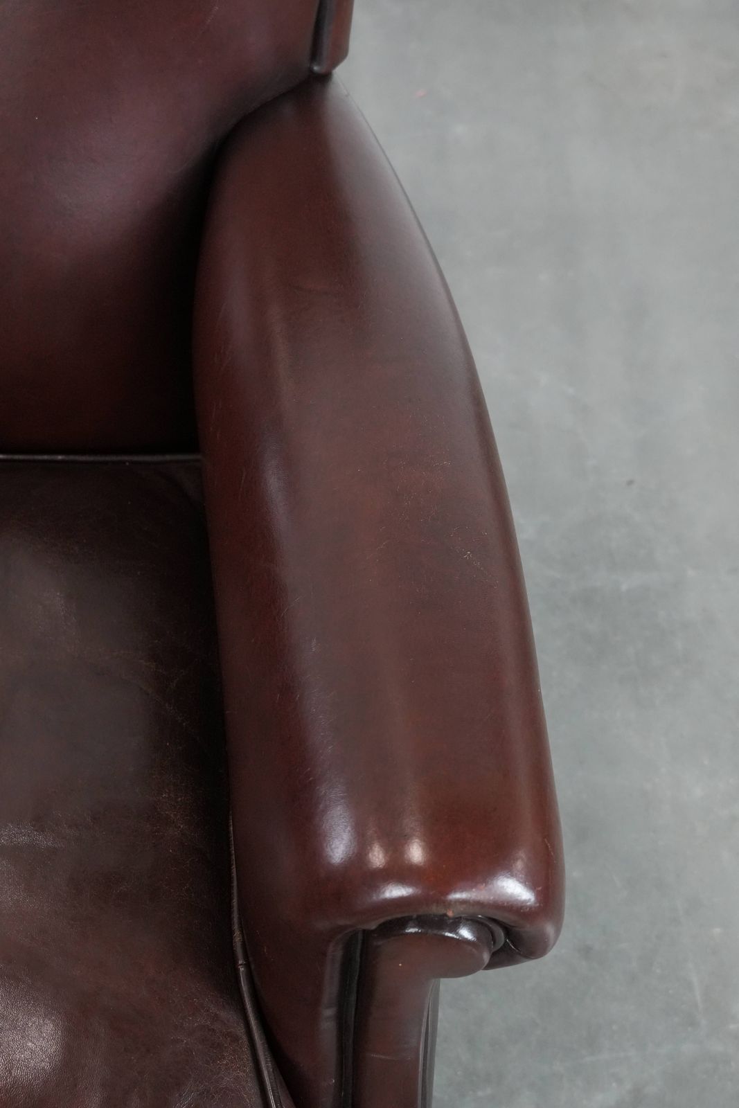 Donkere Luxe Schapenleren Fauteuil Met Tijdloze Uitstraling photo vintage