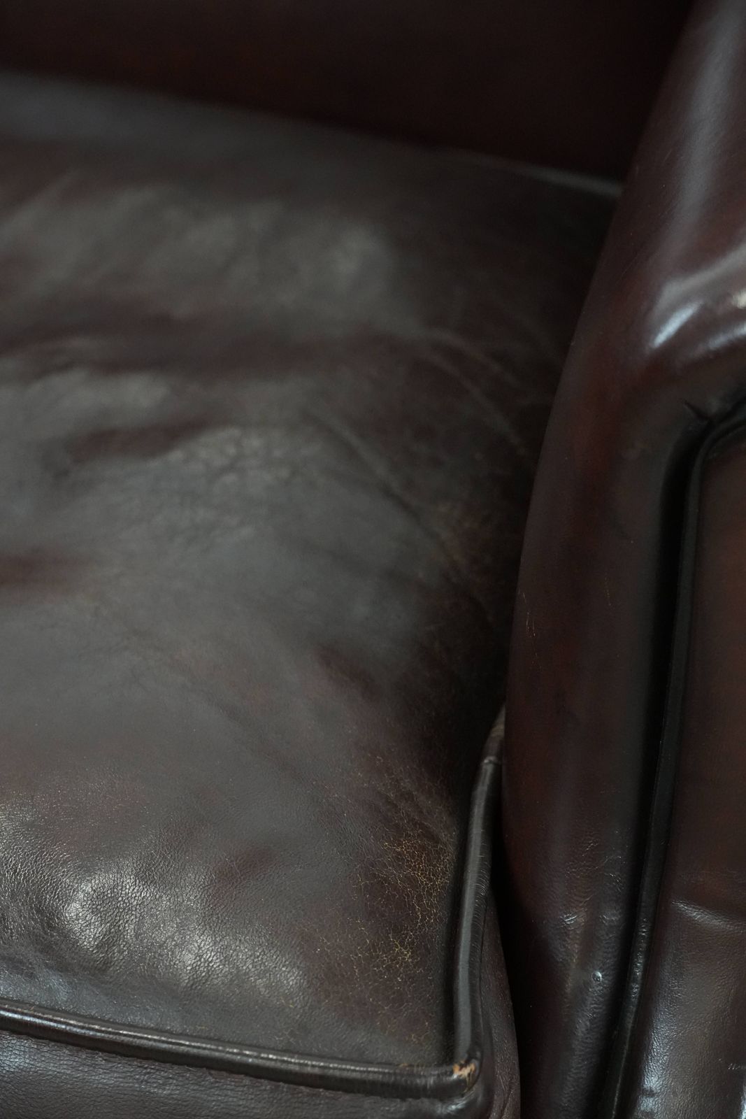 photo vintage Donkere Luxe Schapenleren Fauteuil Met Tijdloze Uitstraling