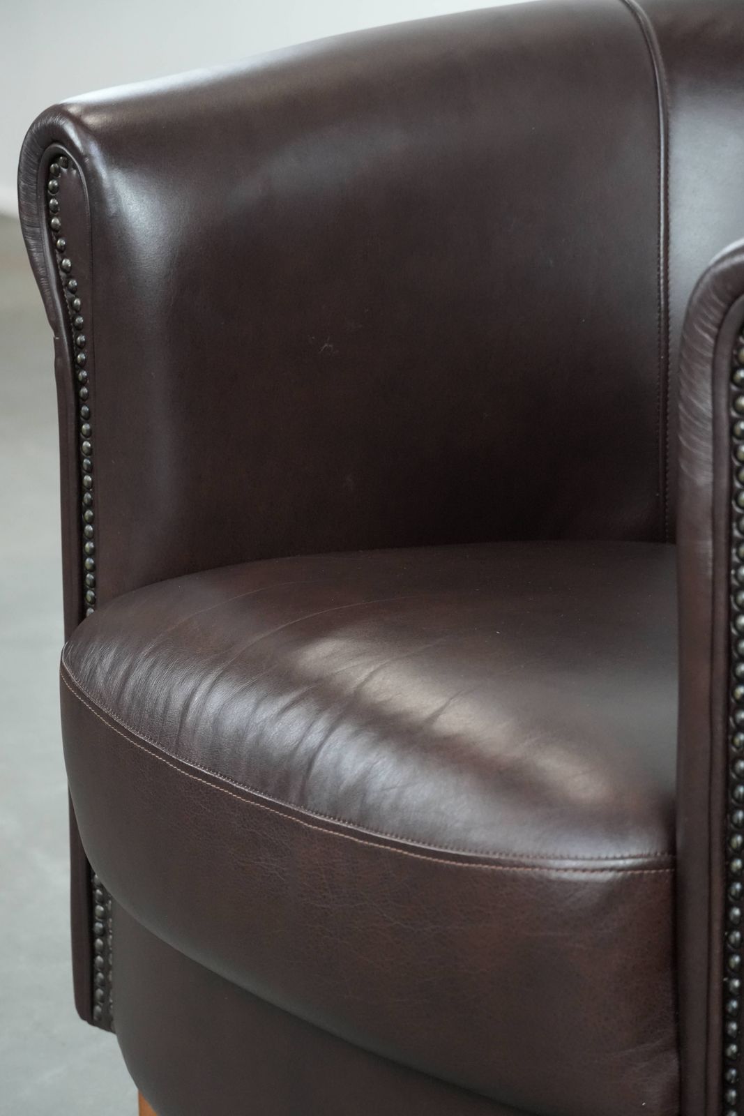 Meubels Fauteuil In Koeienhuid, In Zeer Goede Staat, Engelse Stijl, Bruin/Donkerpaars photo