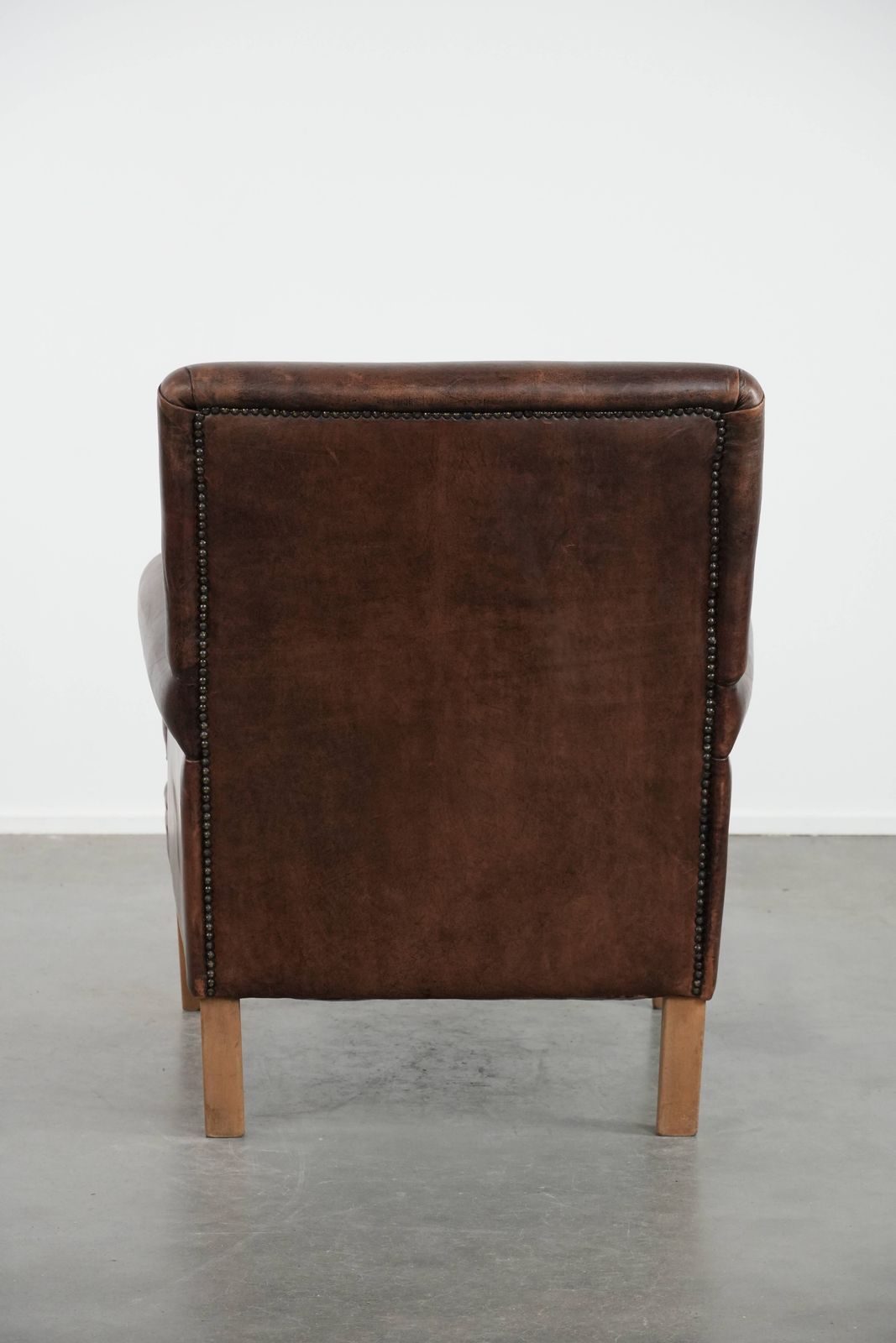 Karaktervolle Fauteuil Van Schapenleer Met Diepe Kleur photo Meubels