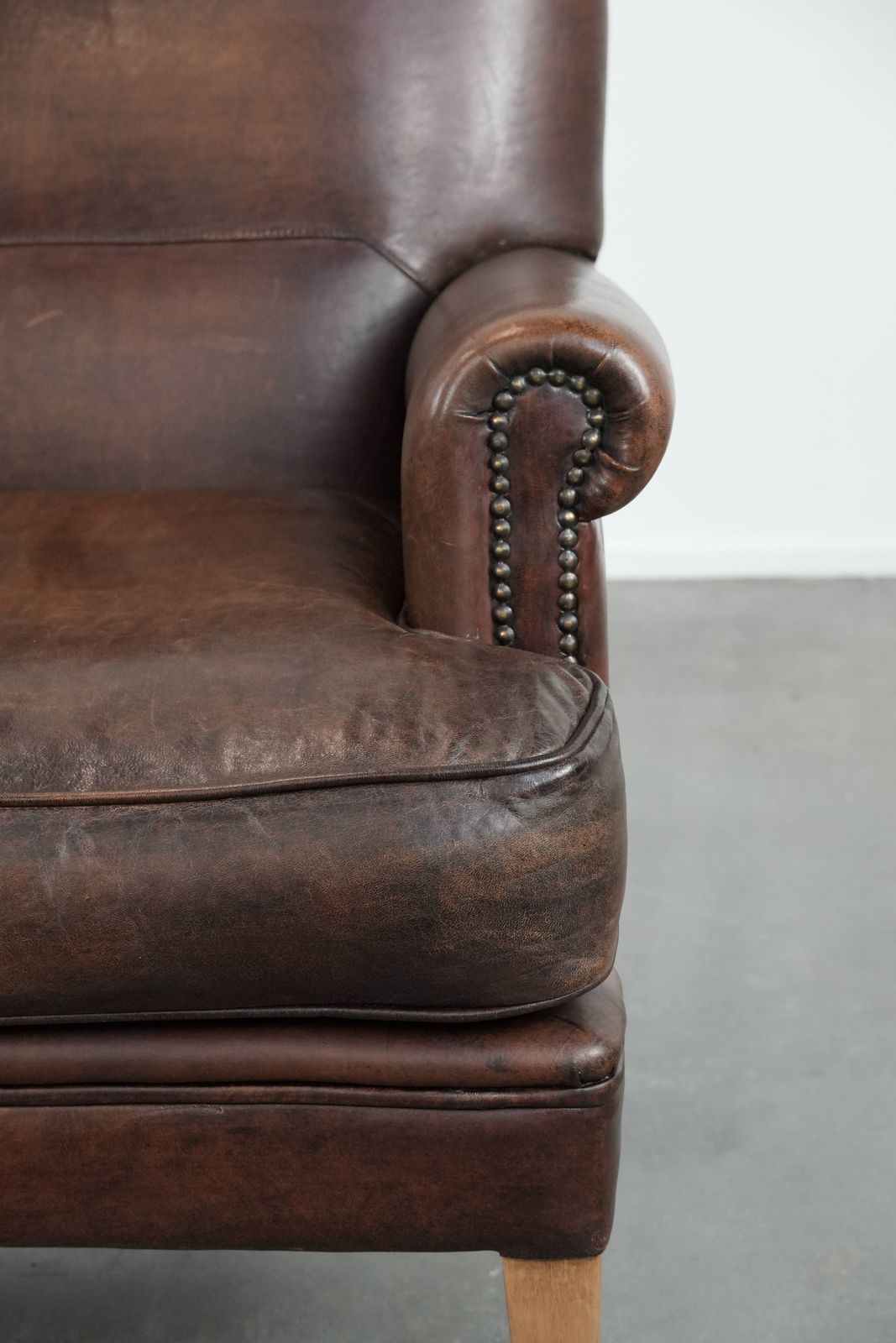 1073.0 Karaktervolle Fauteuil Van Schapenleer Met Diepe Kleur photo