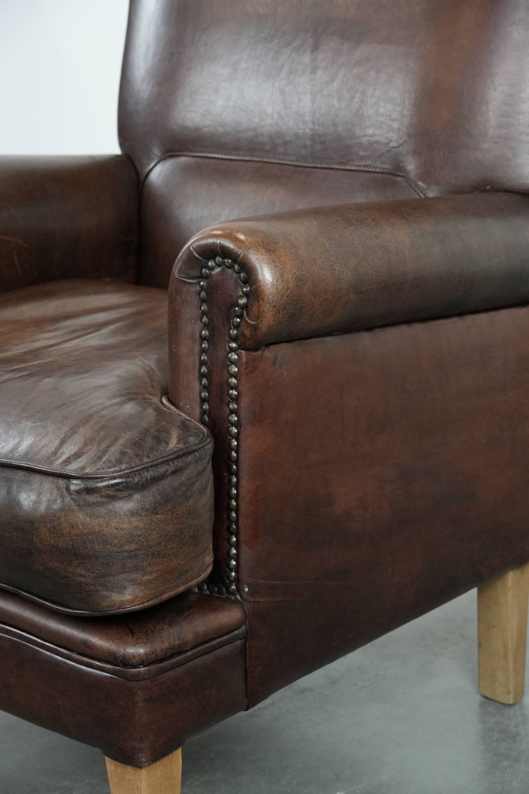 photo vinterior Beautiful Characterful Sheepskin Armchair With A Deep Color