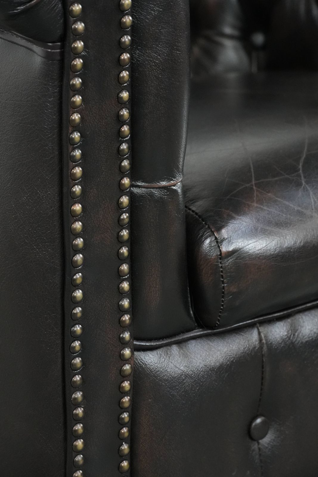 photo vinterior Dark Luxurious Cowhide Chesterfield Club Armchair In English Style, Finished With Decorative Nails
