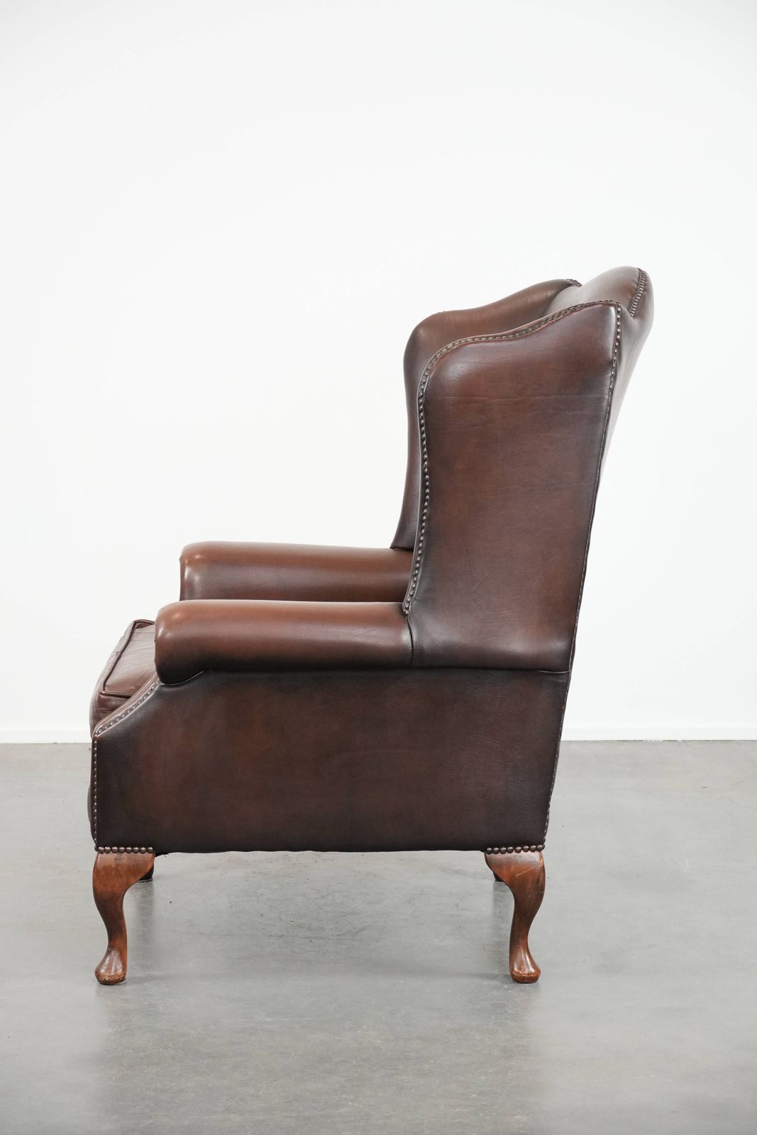 Nice Brown Smooth Cowhide Chesterfield Armchair In English Style Finished With Decorative Nails photo 832.0