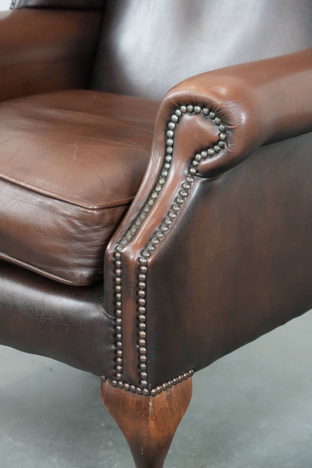 photo for sale Bruine Gladleren Chesterfield Fauteuil In Engelse Stijl, Afgewerkt Met Decoratieve Siernagels