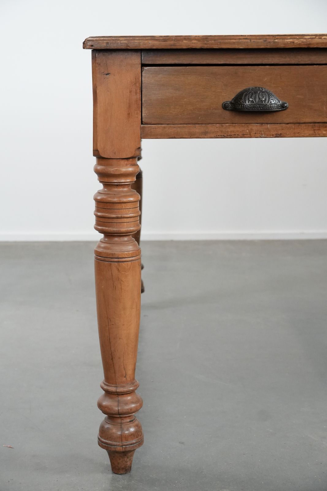 photo furniture Antiek Schrijftafel/Partnertafel Met 4 Lades En Een Groen Lederen Blad