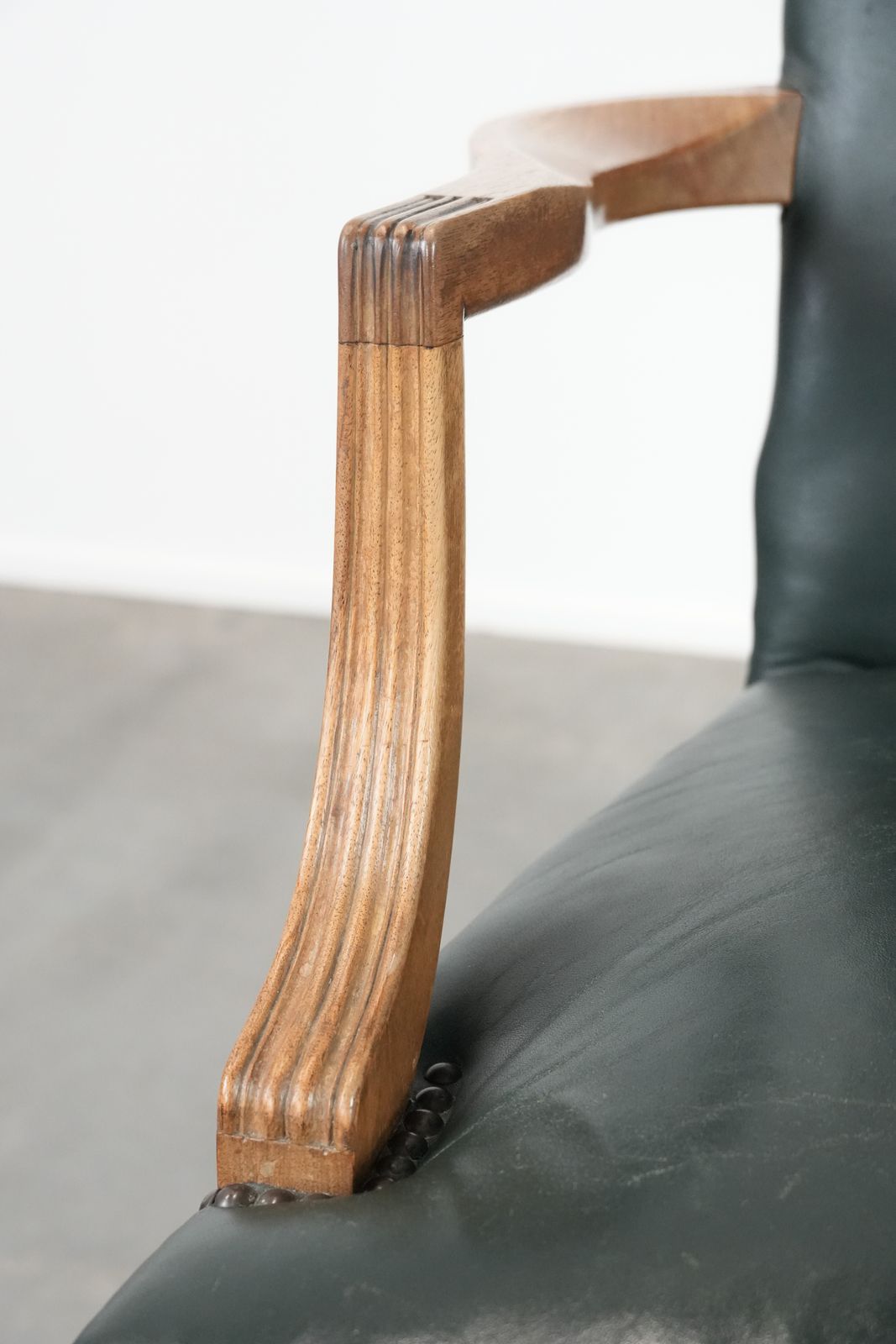 photo furniture Engelse Gainsborough Stoel In Koeienhuid En Hout – Groen/Mosgroen