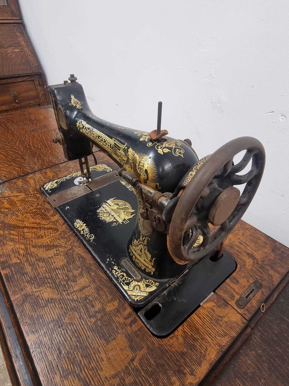 photo vinterior Antique Singer Treadle Sewing Machine / Original Cabinet / C1915