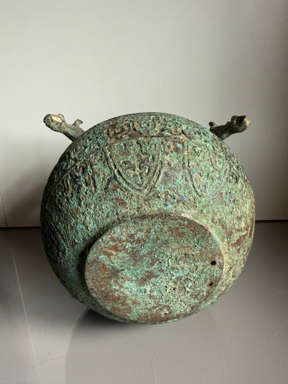 Archaic 19th Century Chinese Bronze Vessel With Dragon Handles And Verdigris Patina photo vinterior