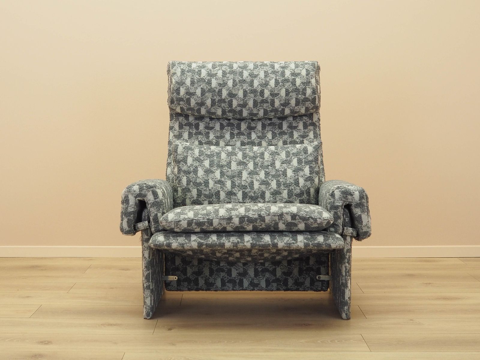 Lounge Armchair, Italian Design, 1970s, Designer: Giovanni Offredi, Manufacturer: Saporiti photo for sale