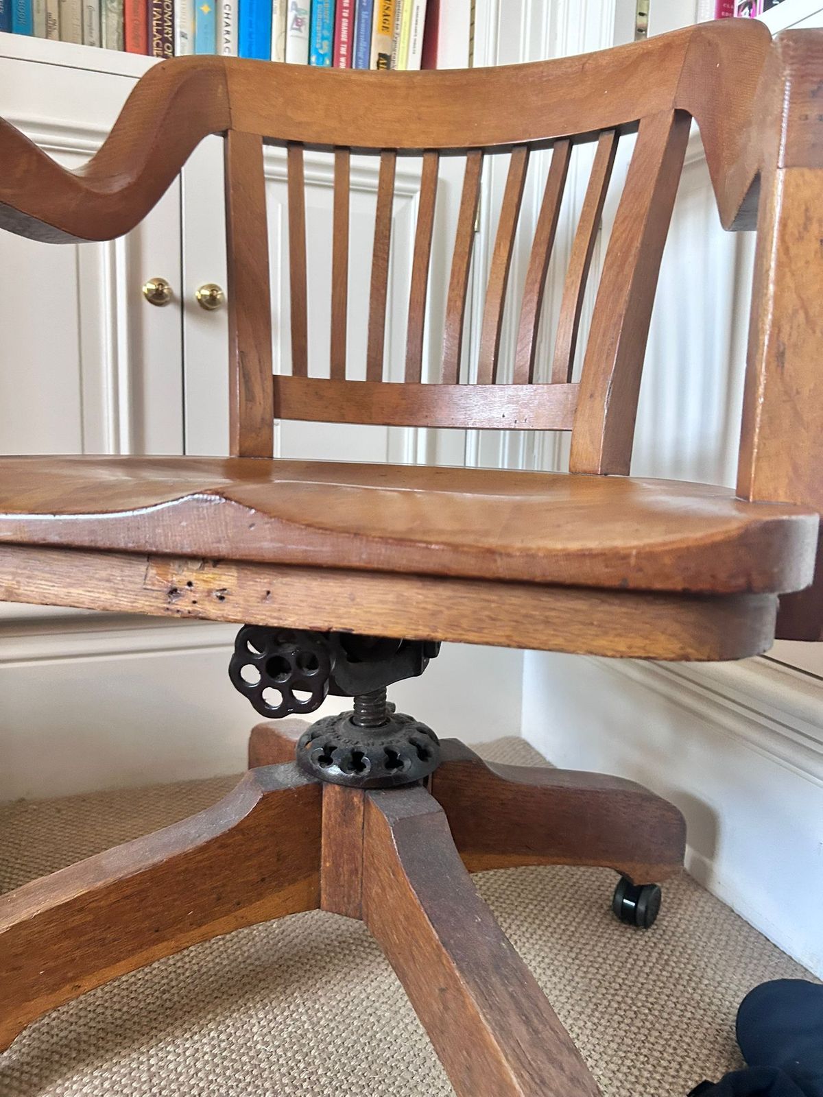 Antique Milwaukee Chair Co. Oak Swivel Desk Chair – Dated 1926 – Signed photo vinterior