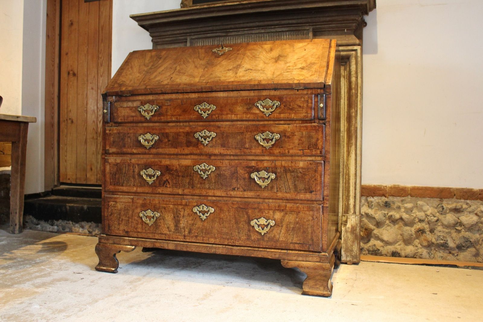 photo vintage Bureau Outstanding George II Walnut C1740