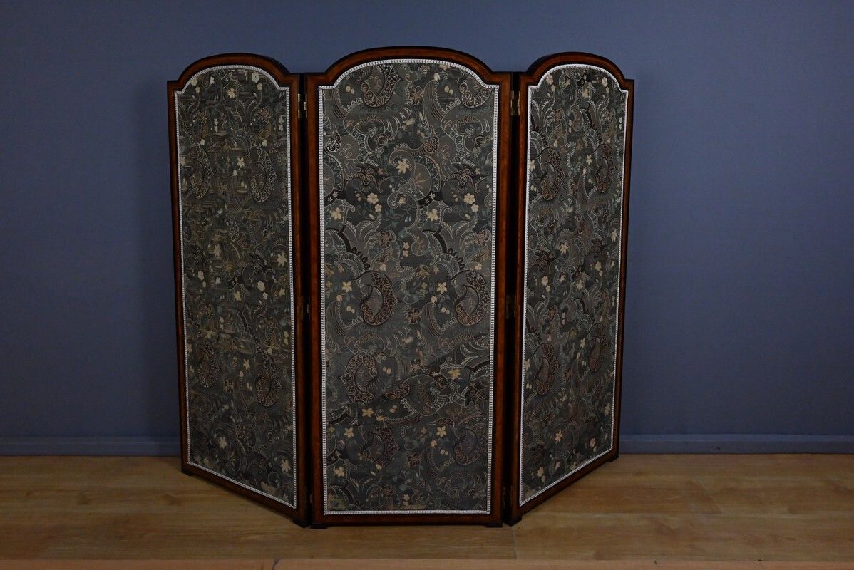 photo vinterior Fabric, Mahogany Screen – 1900