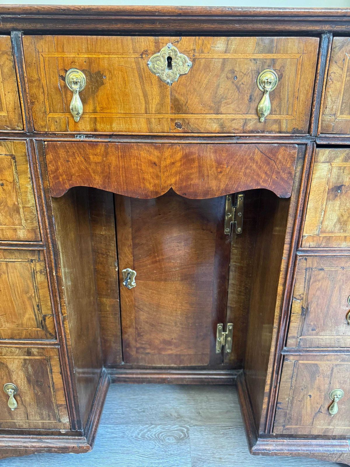 photo furniture Antique Burr Walnut Kneehole Desk – 18th Century Style Writing Desk
