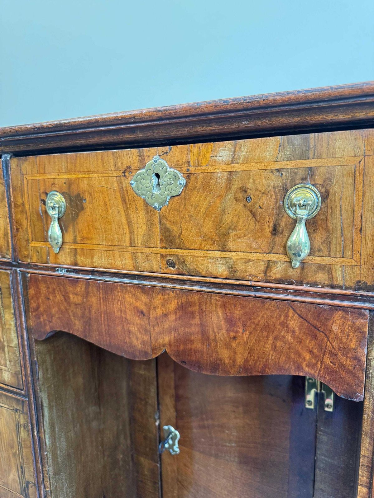 photo vinterior Antique Burr Walnut Kneehole Desk – 18th Century Style Writing Desk